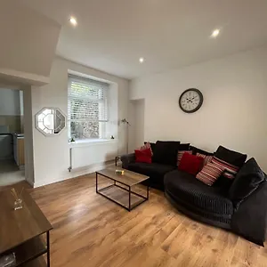 Modern 4 Bedroom House Central, Sleeps 7 People, Holiday home